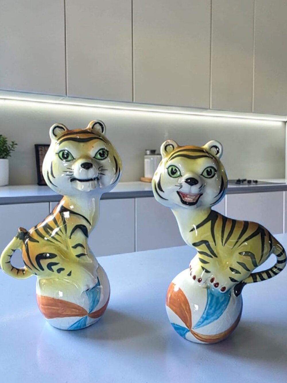 VTG ANTHROPOMORPHIC Japan Circus Tiger Salt Pepper Shakers With Ball